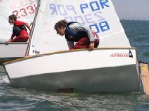 1ª Prova do Troféu Duarte Bello – Optimist Velejadores do Clube Vela Barreiro em grande plano em Sesimbra