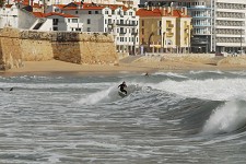 Imagens raras da Baía de Sesimbra Uma centena de surfistas aproveitam mar perfeito para surf