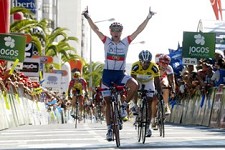 1ª ETAPA - Volta a Portugal ONDA AZUL INUNDOU CASTELO BRANCO MANUEL CARDOSO CONQUISTOU LIDERANÇA