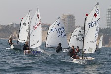 Clube Naval de Portimão está de parabéns André Sanches imbatível no Portimão Portugal Junior Cup . Clube de Vela do Barreiro presente
