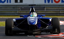Piloto português surpreende na estreia na GP3 António Félix da Costa foi sexto na primeira corrida de Budapeste e sai da segunda linha para a corrida de amanhã