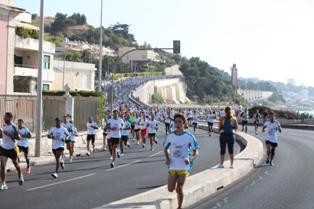Maior prova de 10 km encheu a Marginal com 10.500 participantes SÉRGIO SILVA E CLÁUDIA PEREIRA VENCEM CORRIDA DO TEJO 2013