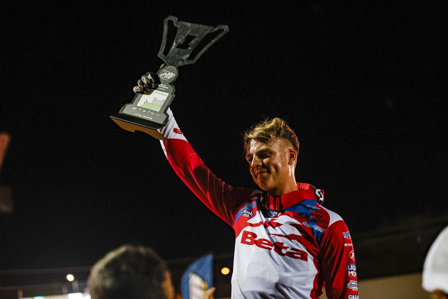 Começou a grande festa do EnduroGP em Santiago do Cacém: Brad Freeman ganhou o troféu Akrapovic Super teste.