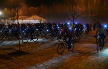 Barreiro - Uma animada «Mega Aula de Pais Natais» no Parque da Cidade Antecede a partida do Passeio Noturno BTT «São Silvestre» . Já com mais de 700 inscritos