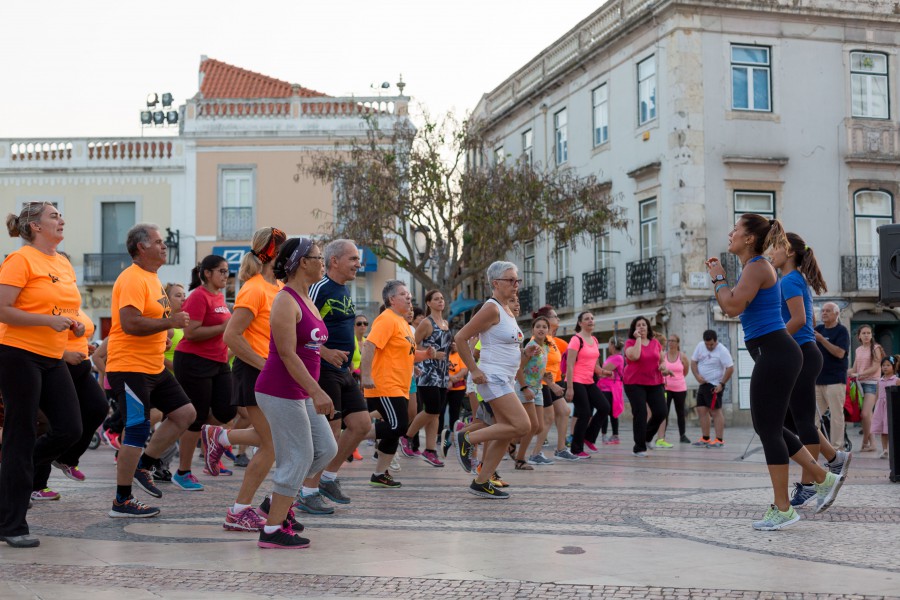 SETÚBAL - Um momento de convívio e companheirismo Do sofá para a rua é o espírito que move participantes da Corrida Noturna