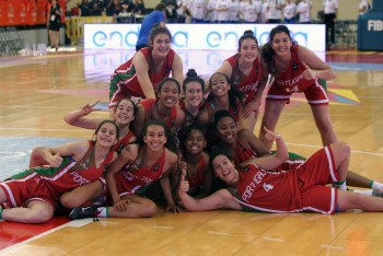 Primeira vitória de sempre num Campeonato do Mundo para o Basquetebol Nacional. Na nossa selecção três jogadoras do GDESSA - Barreiro