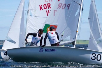 Vela – Classe 470 – Campeonato da Europa Equipa composta pelos irmãos Matos Rosa, António e João deram um salto de 5 lugares na classificação geral