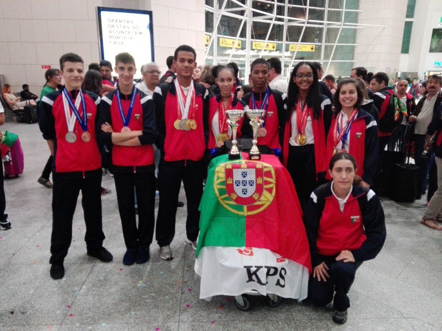 Palmela - Atletas da Escola Desportiva de KARATE do CD Pinhalnovense CAMPEÕES Mundiais de estilo em Inglaterra