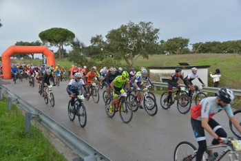 Montijo - Mais de 700 atletas em Canha Osvaldo Gomes venceu a prova mais longa . Maratona BTT