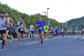 Setúbal - Prova de atletismo noturna Mais de três centenas de atletas participaram na Marginal do Rio Azul