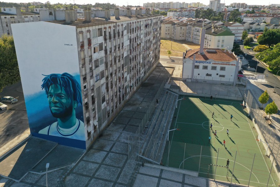 Primeiro português a entrar na NBA a melhor Liga de Basquetebol do Mundo Neemias Queta eternizado num mural com a sua imagem no Vale da Amoreira
