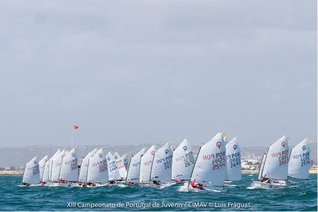 Clube de Vela coloca dois velejadores nos 15º primeiros lugares XIII CAMPEONATO DE PORTUGAL JUVENIS - OPTIMIST