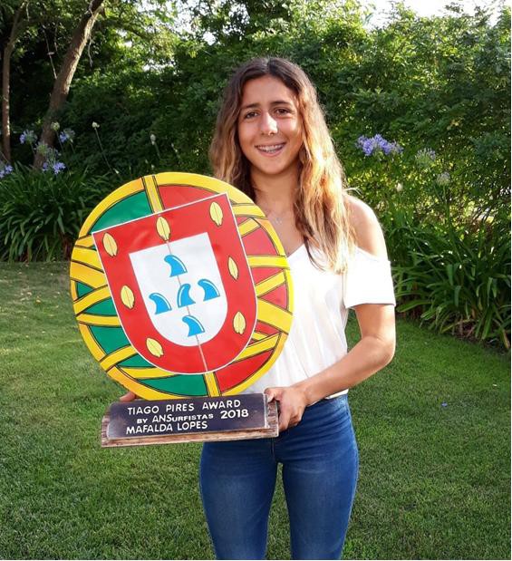 Almada - Surfista da Costa de Caparica vai ter oportunidade de viajar até ao Havai Mafalda Lopes recebe o Tiago Pires Award by ANSurfistas