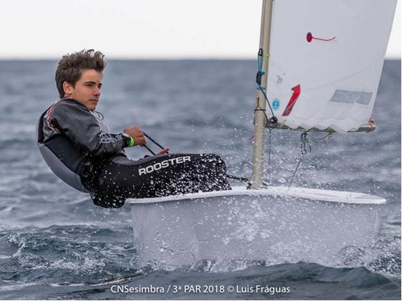Velejadores do Clube de Vela no pódio em Sesimbra 3 velejadores nos 5 primeiros lugares na 3ª Prova Apuramento Regional – Optimist juvenis