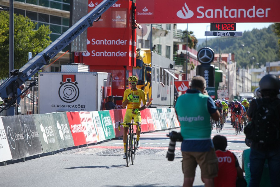 Natural de Setúbal e residente em Palmela Rafael Reis, ciclista da Efapel Venceu primeira etapa da 82.ª Volta a Portugal Santander mantendo a camisola amarela