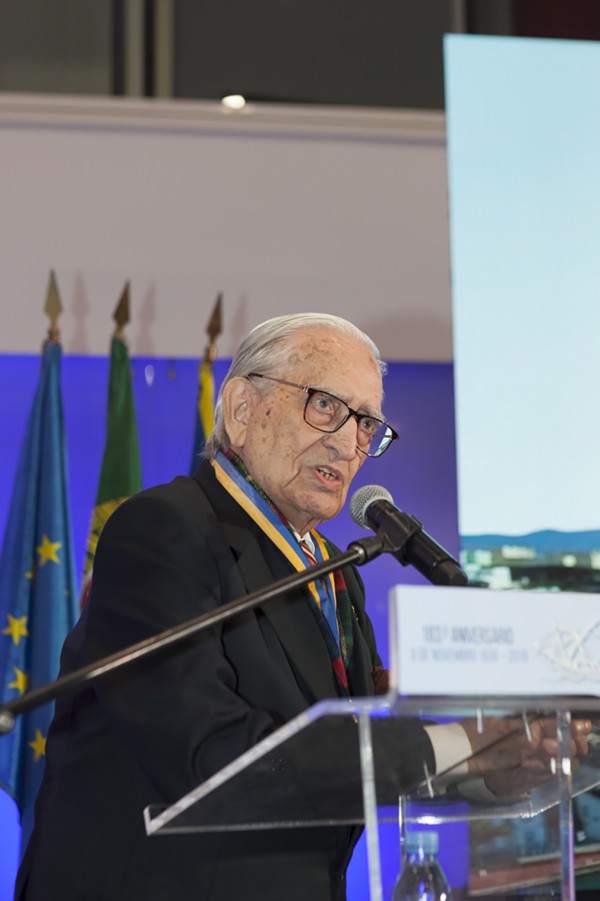 Pelo falecimento do Professor Doutor Carlos Ribeiro Câmara Municipal do Seixal decreta dia de luto municipal