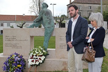 Na estátua do poeta em Vila Nogueira de Azeitão - Setúbal Uma cerimónia de deposição de flores no 90º aniversário de Sebastião da Gama