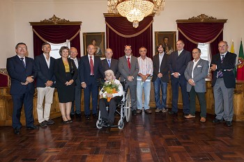Moita - Medalha de Bons Serviços ao Município Atribuída a Maria Zulmira Alface Ferreira . A primeira mulher a trabalhar ao serviço da Câmara