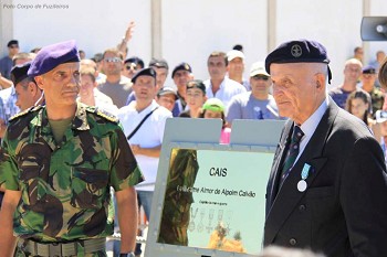 LANÇAMENTO DAS CINZAS DO COMANDANTE ALPOIM CALVÃO AO MAR