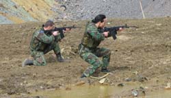 Armando Seixas Ferreira em reportagem no Kosovo “Mulheres à prova de bala”