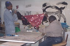 Malangatana no Barreiro a produzir uma obra alusiva à paz «Estou muito feliz por fazer esta pequena obra que é grande no significado e coração»