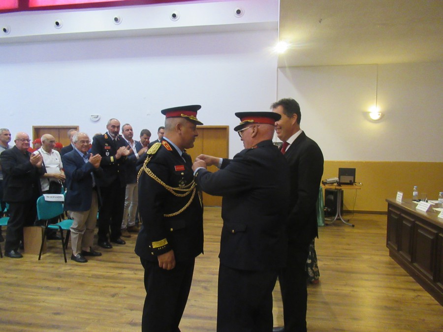 Bombeiros Voluntários do Barreiro - Corpo de Salvação Pública Comandante José Figueiredo recebe Medalha de Mérito