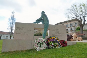 Cerimónia de deposição de flores na estátua do poeta em Vila Nogueira de Azeitão - Setúbal Sebastião da Gama homenageado no dia em que faria 92 anos