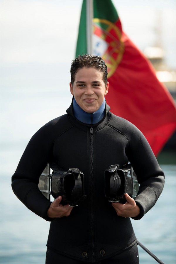 Adriana Oliveira tornou-se hoje a primeira mulher, militar a concluir o exigente curso para a classe de Mergulhadores da Marinha.