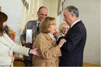 Barreiro - A eterna criadora de «Alcobaça» Fundação Manuel Simões felicita Maria de Lourdes Resende pela condecoração recebida do PR