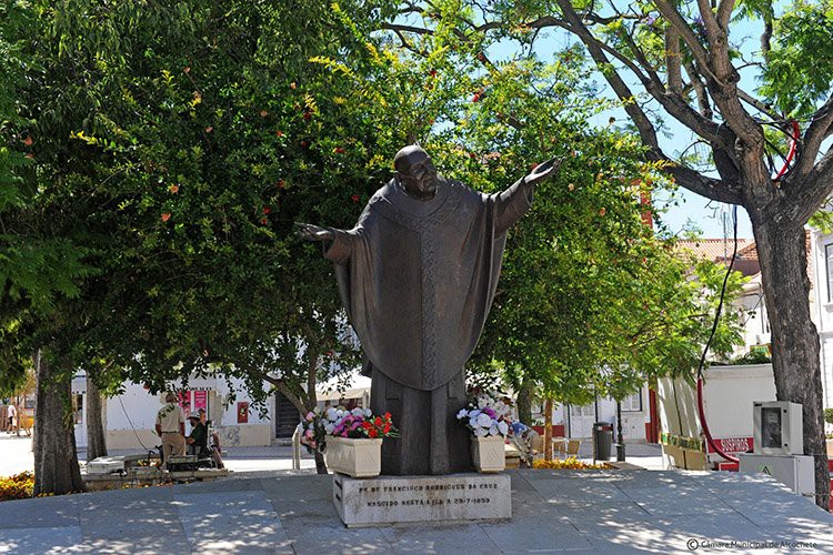 Na Galeria Municipal dos Paços do Concelho Uma das figuras mais emblemáticas de Alcochete o Padre Cruz . Exposição assinala 75 Anos