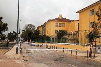 Barreiro Sabemos que não será este vento que nos derruba> Afirma pessoal docente e não docente da Escola Secundária Alfredo da Silva