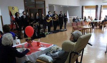 No Lar de Idosos da União Mutualista Nª. Sra da Conceição do Montijo Atuação de São Valentin da ESTBarTuna do Barreiro