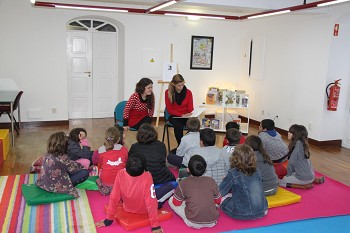 Alcácer do Sal - Exposição de pintura de crianças do JI da Escola Básica Pedro Nunes patente no átrio da Câmara