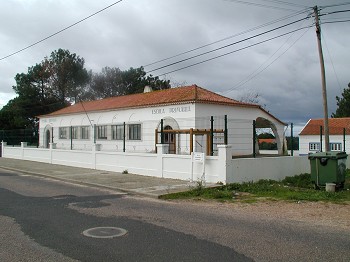 Agrupamento de Escolas de Santiago do Cacém Câmara Municipal preocupada com falta de condições no arranque do ano escolar . Situação abrange 129 crianças e famílias de oito escolas