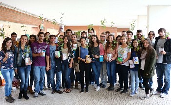 Universidade de Aveiro - Praxe quer assinalar o Dia das Florestas Autóctones Caloiros de Biologia recebem carvalhos ‘bebés’ para cuidarem e plantarem no Buçaco