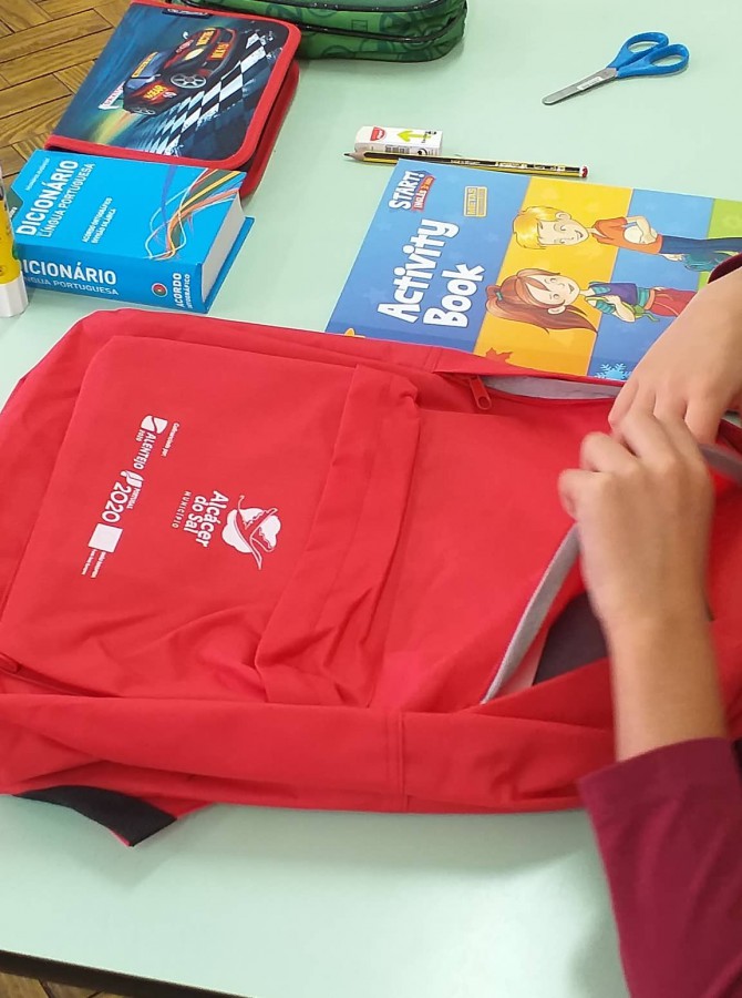 Oferta de cadernos de atividades e mochilas aos alunos do concelho de Alcácer do Sal Município investe 15 mil euros