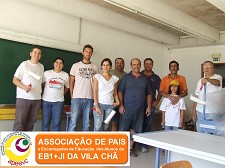Associação de Pais e Encarregados de Educação da Vila Chã - Barreiro «Projecto 007 Licença para Pintar»: pais pintam duas salas de aula