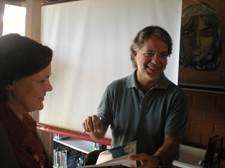Mia Couto na Escola Secundária de Casquilhos – Barreiro Escritor entregou os prémios do Concurso Nacional de Leitura . Catalina Timofte e Vanessa Oliveira