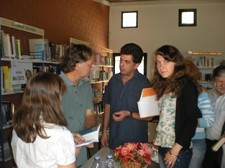 Mia Couto na Escola Secundária de Casquilhos no Barreiro Escritor entregou os prémios do Concurso Nacional de Leitura . Catalina Timofte e Vanessa Oliveira