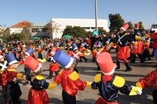 Dois mil foliões em desfile de Carnaval em Almada Escolas e instituições de infância entre a Praça da Liberdade e a Av. Rainha D. Leonor