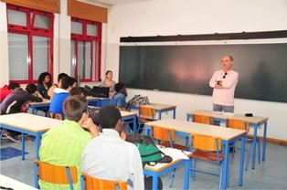 BARREIRO - HISTÓRIAS VIVIDAS E CONTADAS DO 25 ABRIL José Encarnação estimulou a reflexão dos alunos