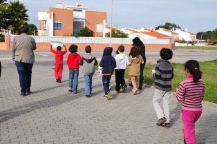 BARREIRO - «ONDE EU BRINCAR, O COCÓ TENS DE APANHAR» ALUNOS DAS TURMAS DA EB PALHAIS DISTRIBUEM FOLHETOS