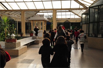 Exercício de evacuação no Teatro Municipal do Barreiro com a participação de alunos do 1º Ciclo testa plano de emergência da sala de espetáculos