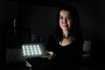 Investigação da Universidade de Aveiro publicada hoje pela revista Nature Communications LED desenvolvido pela UA quer revolucionar tecnologia que recebeu Nobel da Física