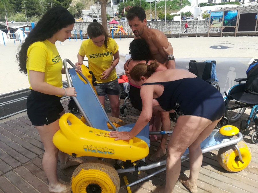 Em Sesimbra e Setúbal - Parceria nos Projetos «All and One» e «Praia para Todos» Estudantes do Politécnico apoiam banhistas com mobilidade reduzida