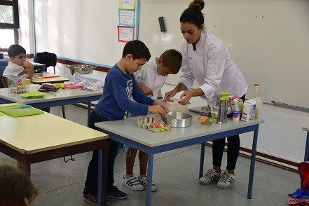 Barreiro - Duas turmas do 2º ano da Escola Básica Telha Nova 1 colocaram a ‘mão na massa’ «Cozinhar a Brincar» na Escola