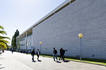 Almada - Cada bolsa tem um valor unitário de mil euros Câmara de Almada atribui bolsas de estudo a alunos do ensino superior