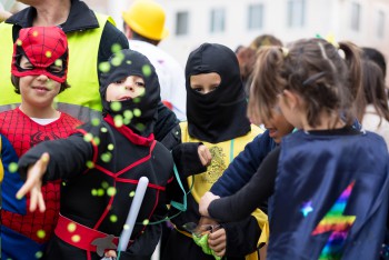 Mais de 1200 crianças encheram a Baixa de Setúbal de cor e animação. Os três melhores participantes receberam vales em material escolar