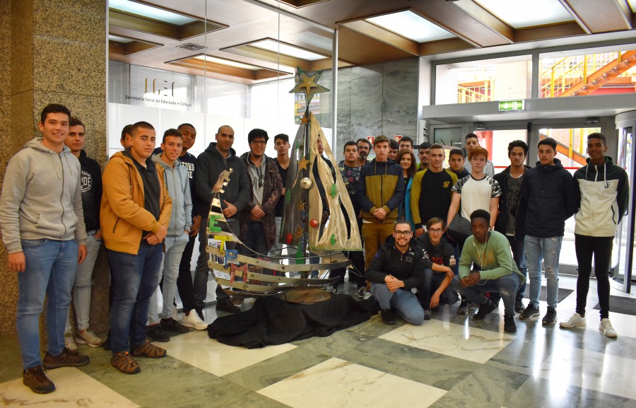 Moita - CURSO TÉCNICO DE SOLDADURA & ESCULTOR PEDRO MARQUES Criam «BOM VENTO» para exposição na Secretaria Geral da Educação e Ciência