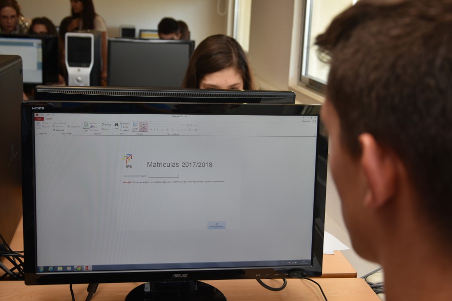 Politécnico de Setúbal coloca 833 novos estudantes Crescimento de 18% face ao ano anterior na 1.ª fase do CNA . Cortejo pelas cidades de Setúbal e Barreiro